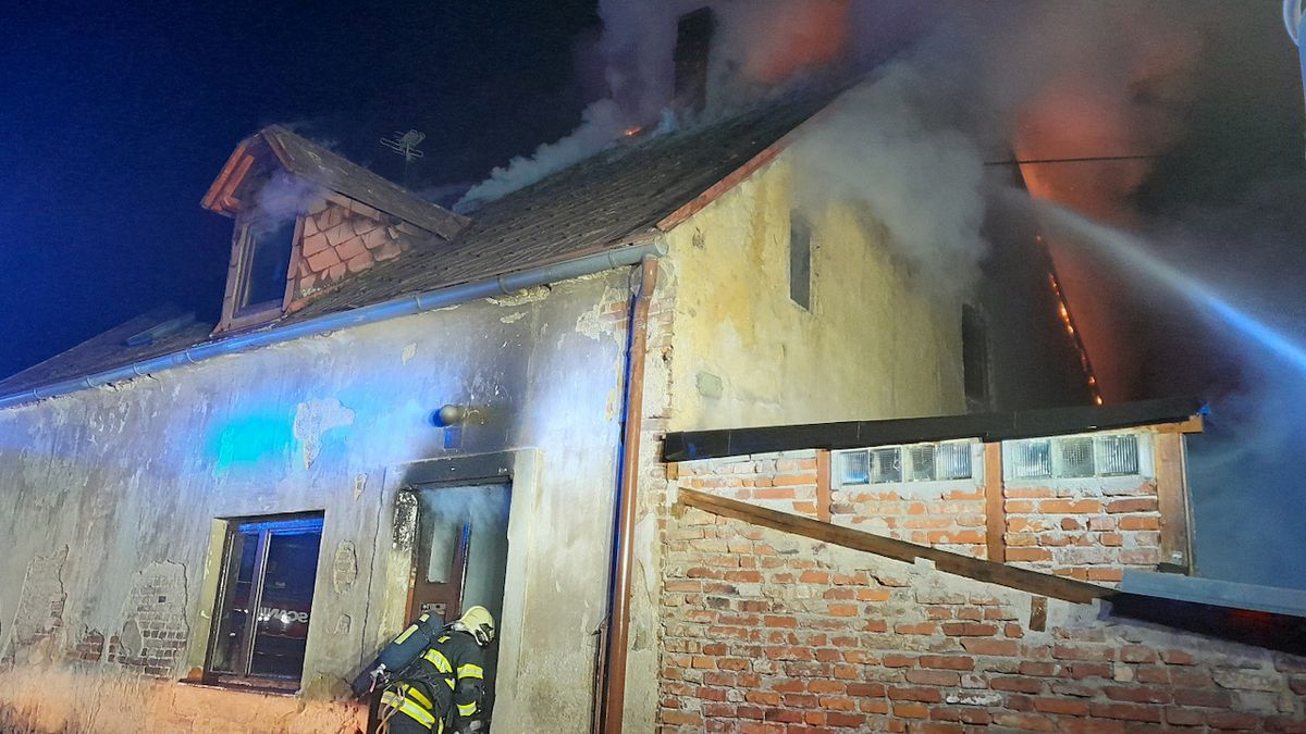 Požár domu v Liberci plného věcí odnesl hasič zraněním